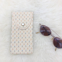 Load image into Gallery viewer, Cream Scalloped Eyeglass Case