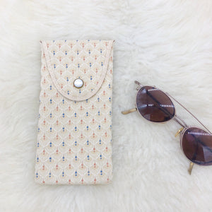 Cream Scalloped Eyeglass Case